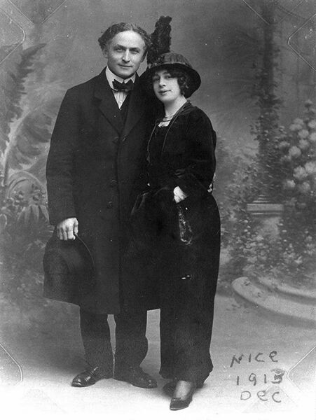 File:AC2 - Houdini and Bess.jpg