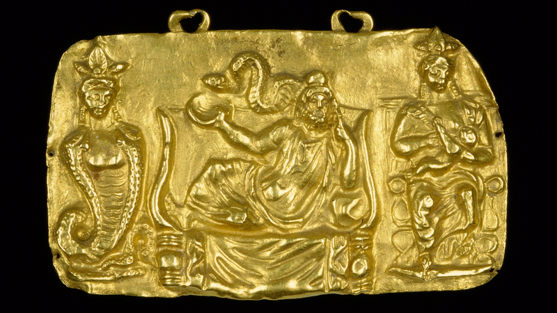 File:DTAE Pendant with Serapis, Isis and Harpocrates.png